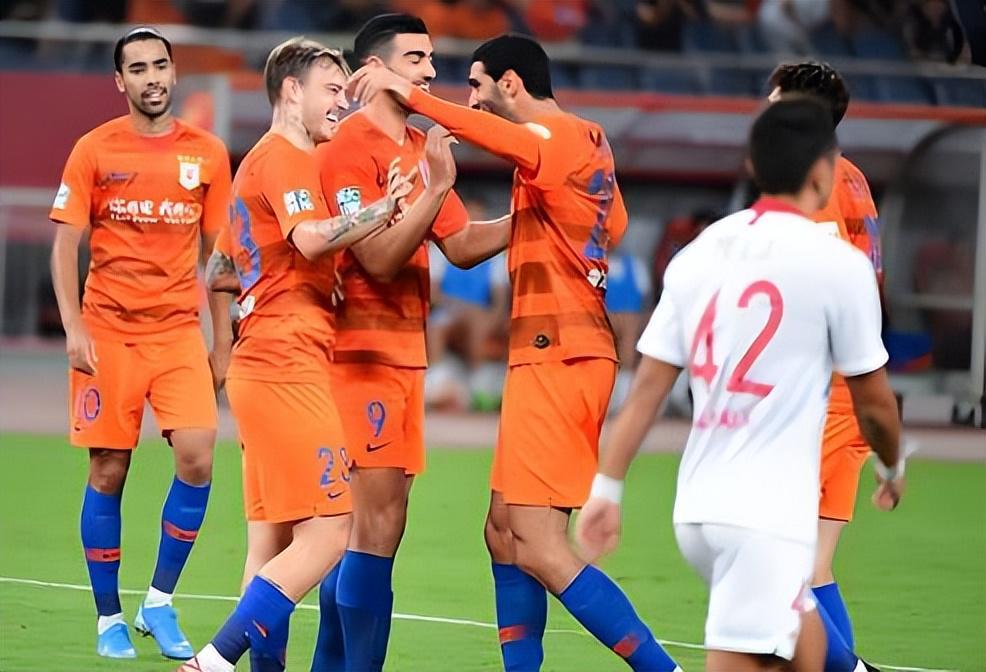 kaiyun体育-鲁能冬训补强就剩下一个悬念！中卫位置或迎来新大鱼，值得期待